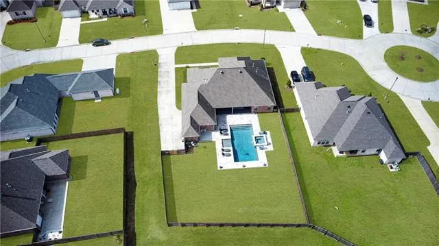 $670,000 | 832 Manor Lane, Covington, LA 70433