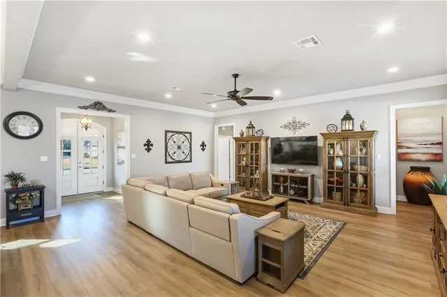 $670,000 | 832 Manor Lane, Covington, LA 70433