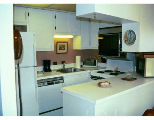 1500 Cochran Road, Unit 408 Pittsburgh, PA 15243 - Photo 5 of 8 Kitchen.