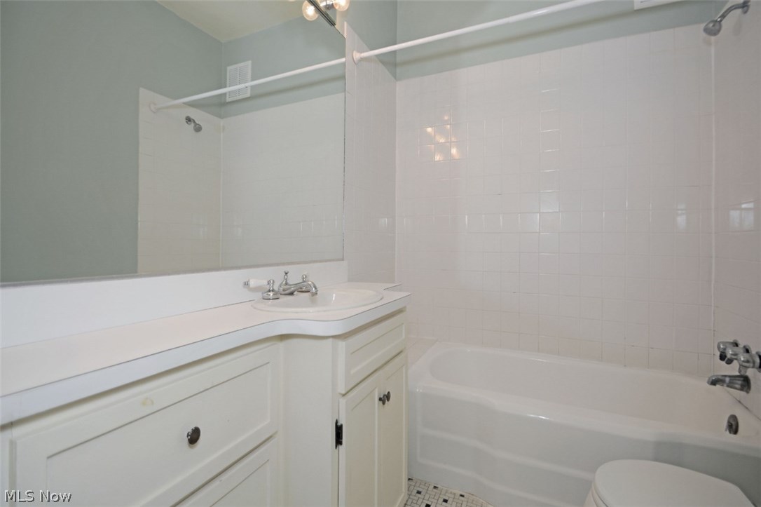 1507 Crest Road Cleveland, OH 44121 - Photo 21 of 34