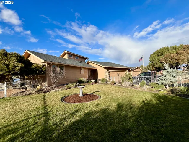 $689,900 | 33981 Hilltop Drive, Hermiston, OR 97838