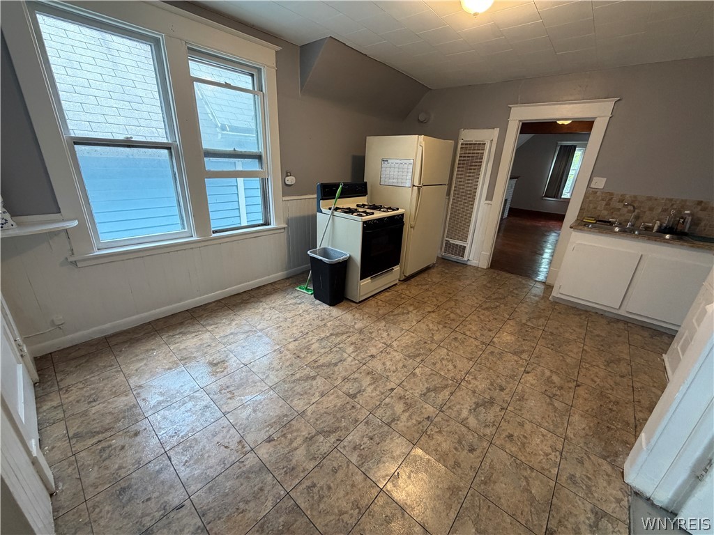 49 15th Street Buffalo, NY 14213 - Photo 11 of 17