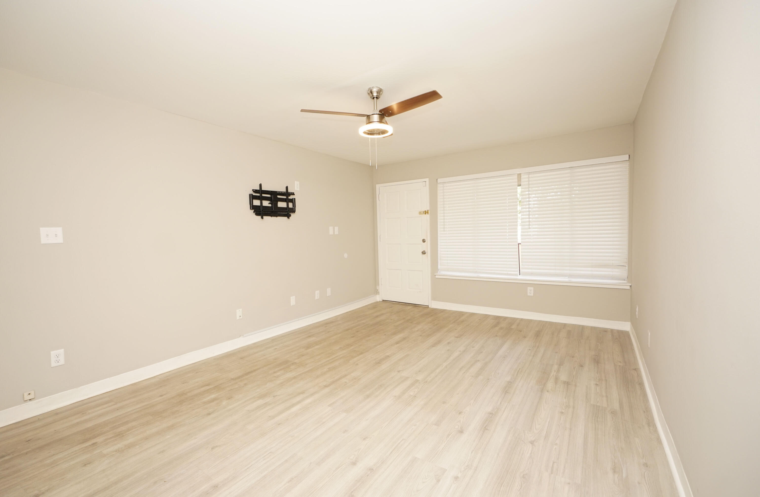 210 Pelham Road, Unit 212A Fort Walton Beach, FL 32547 - Photo 5 of 34 Living room