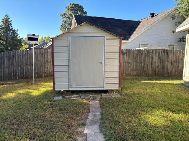 a view of a backyard