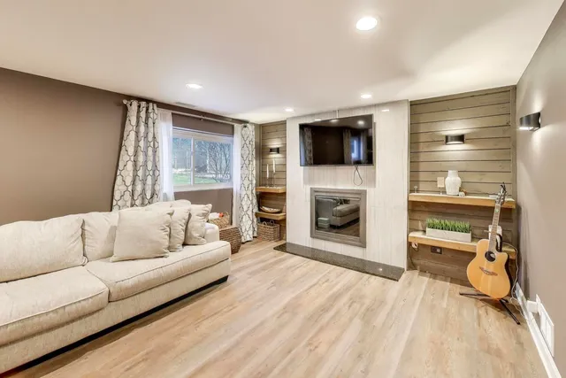 $535,000 | 421 Berry Drive, Naperville, IL 60540