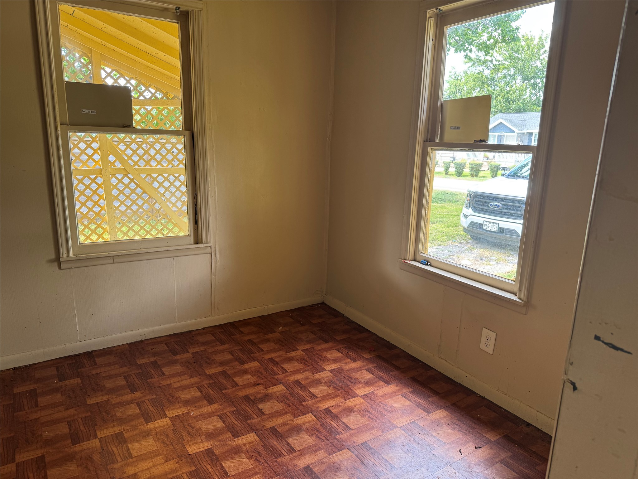 606 East 42nd Street Houston, TX 77022 - Photo 14 of 14 a view of an empty room with a window