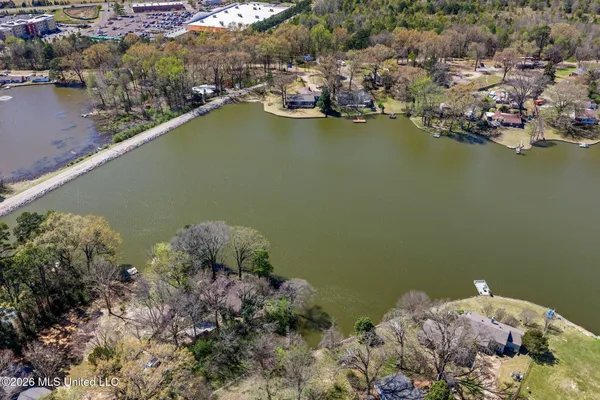 $414,900 | 7300 West Shahkoka Drive, Olive Branch, MS 38654
