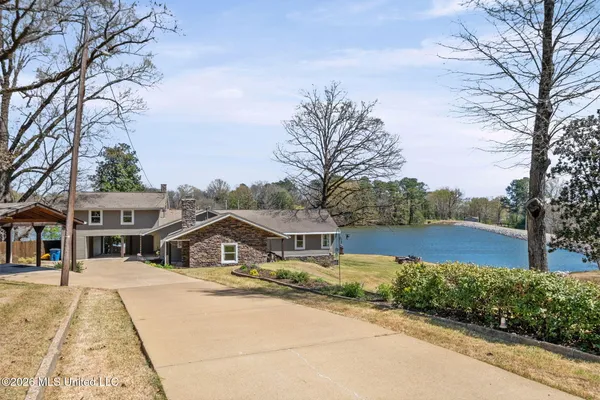 $414,900 | 7300 West Shahkoka Drive, Olive Branch, MS 38654