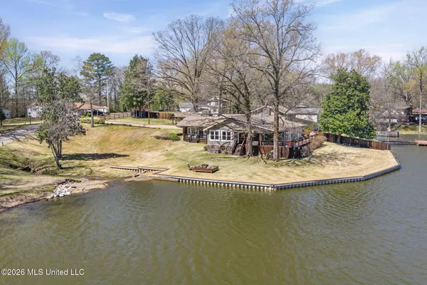 $414,900 | 7300 West Shahkoka Drive, Olive Branch, MS 38654