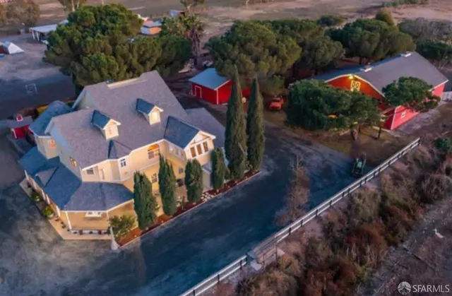 a view of an outdoor space yard