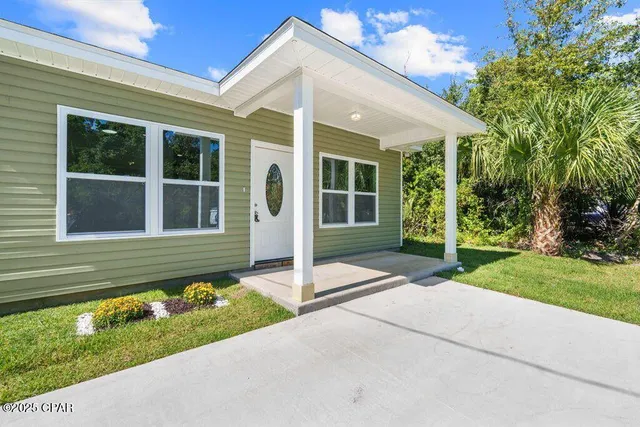 a view of a backyard