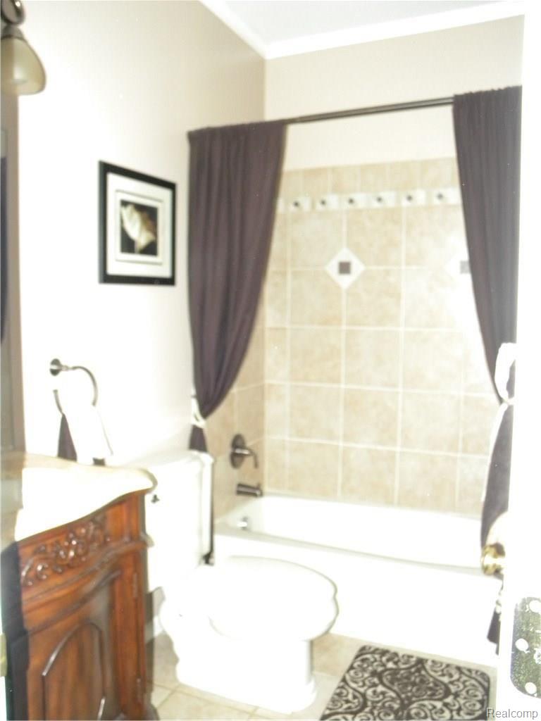 952 Michelson Road Rochester, MI 48307 - Photo 16 of 48 1st Floor Full Bathroom