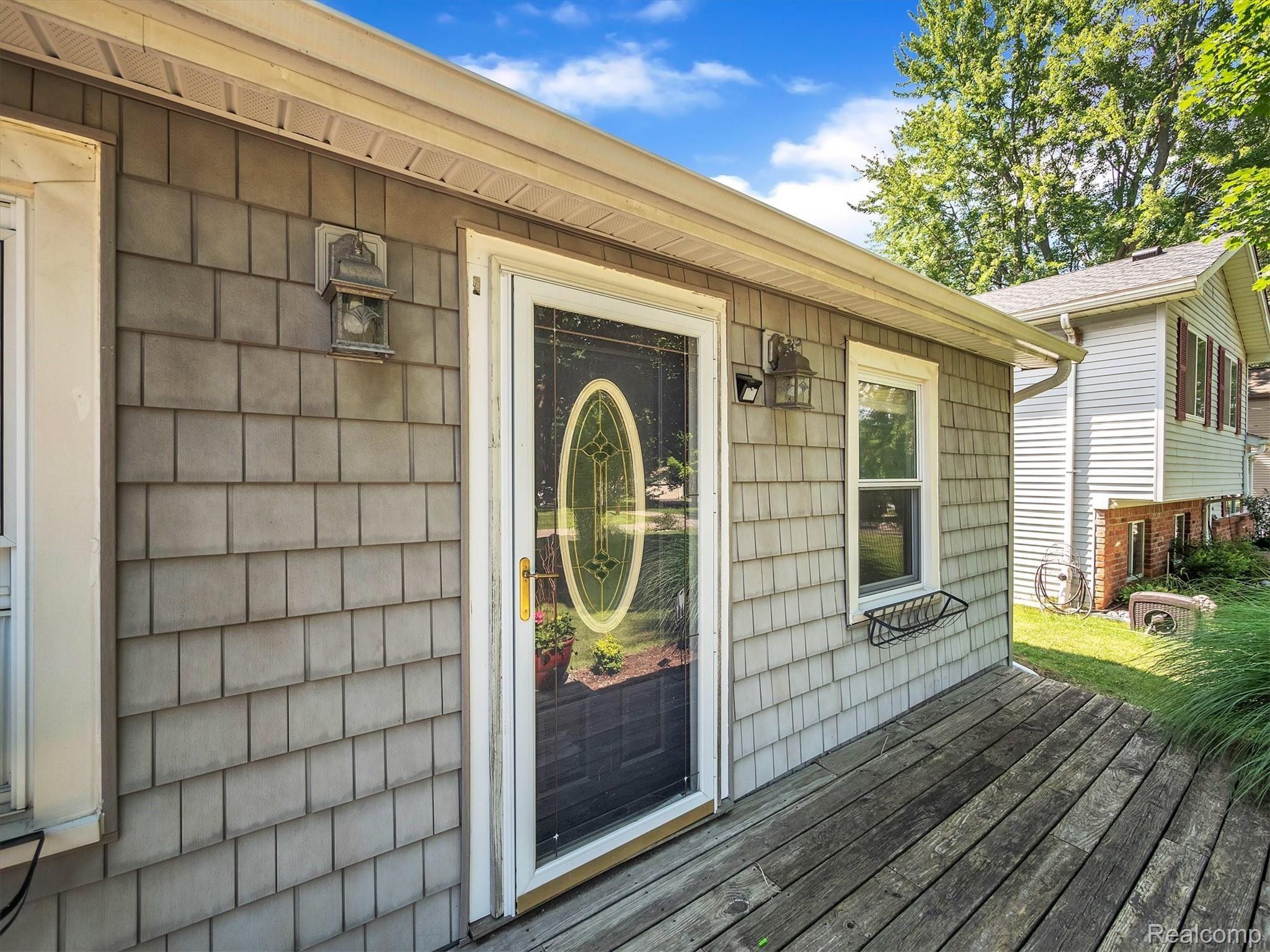 1277 Merry Road Waterford, MI 48328 - Photo 3 of 37 Front door and patio