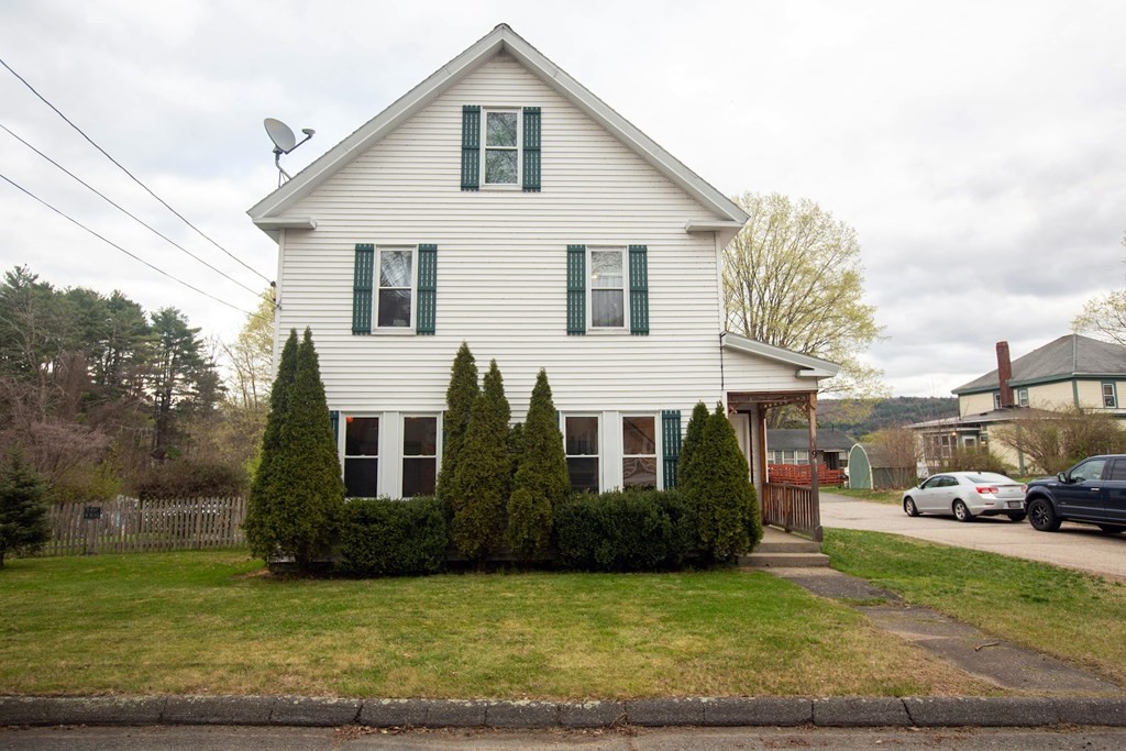 a view of a yard in front of a house