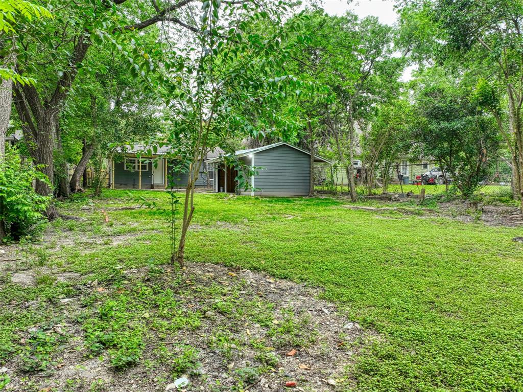 1545 Reuter Avenue Waco, TX 76708 - Photo 25 of 31 Back yard view