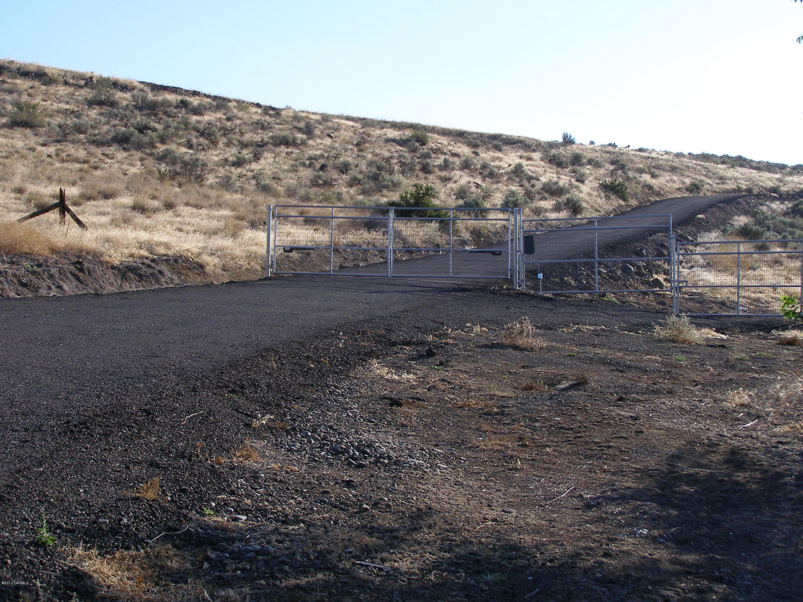 10893 Summitview Road Yakima, WA 98908 - Photo 2 of 6 a view of a dry yard with wooden fence