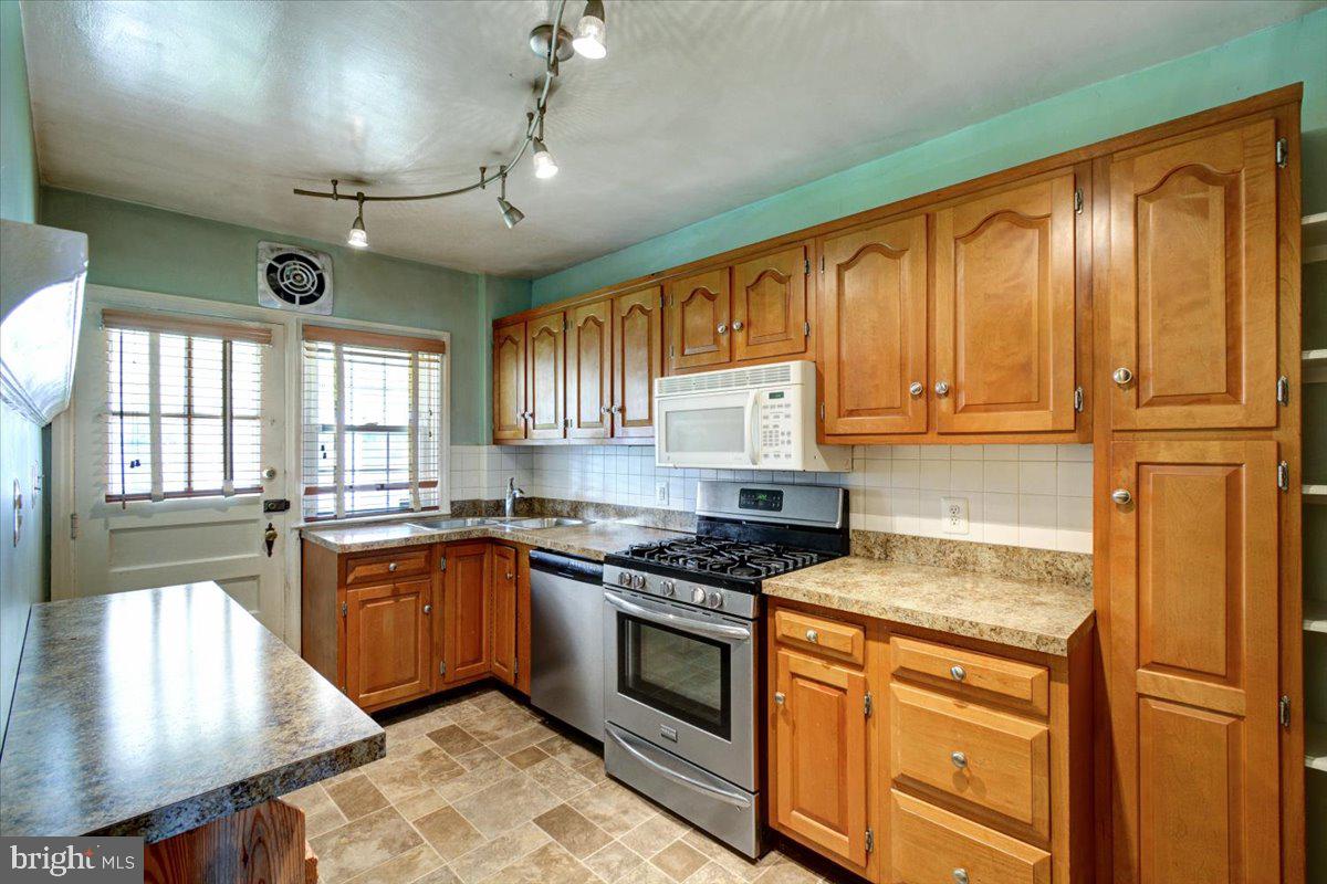 404 Stratford Road Catonsville, MD 21228 - Photo 6 of 28 Gallery Image 6