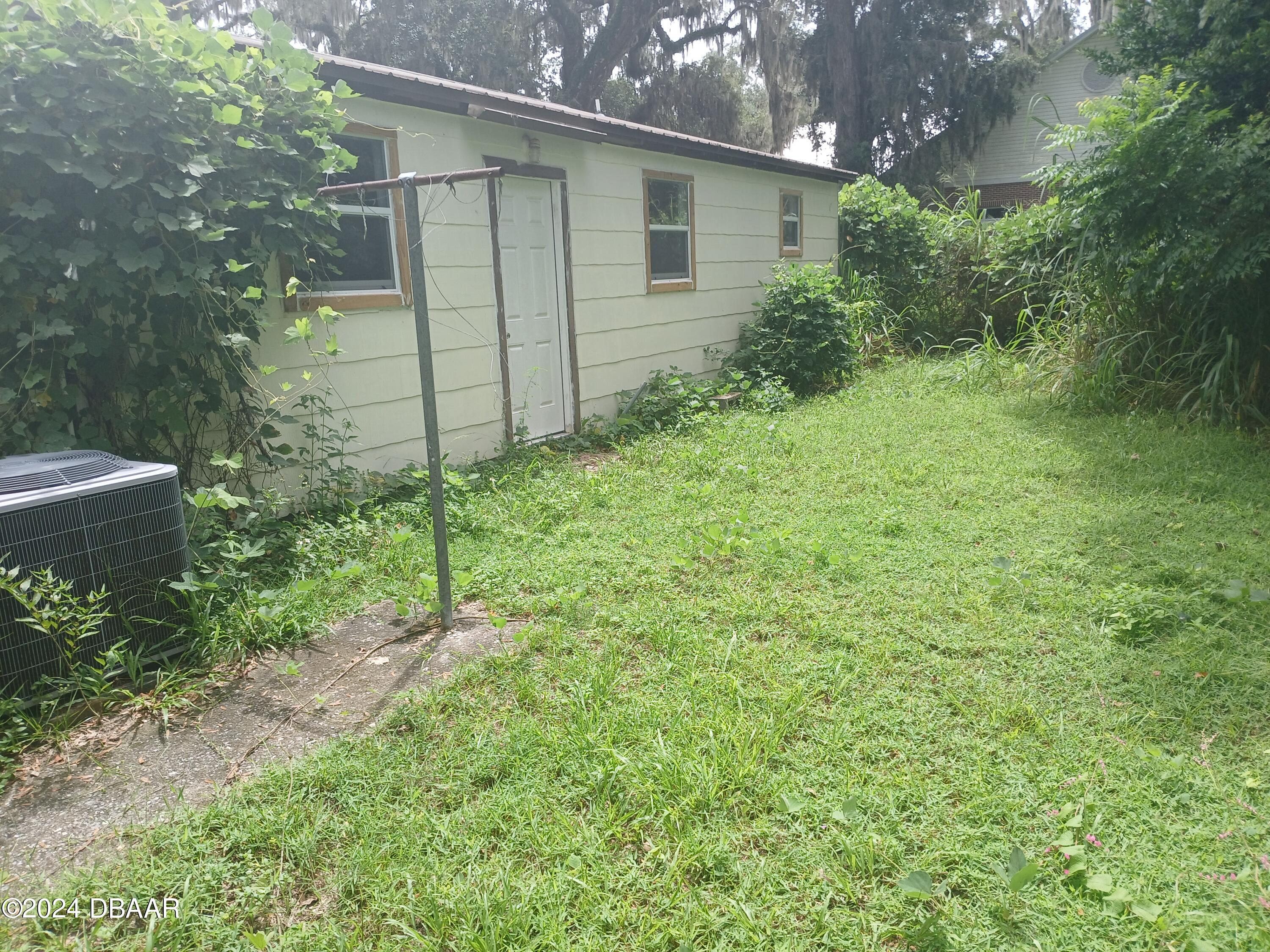 232 Summit Street Crescent City, FL 32112 - Photo 2 of 12 a backyard of a house with plants and tree