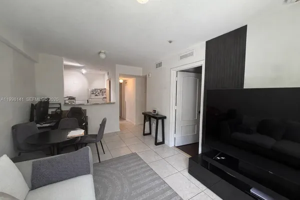 $1,900 | 2536 Northwest 24th Street, Unit 3F, Miami, FL 33142
