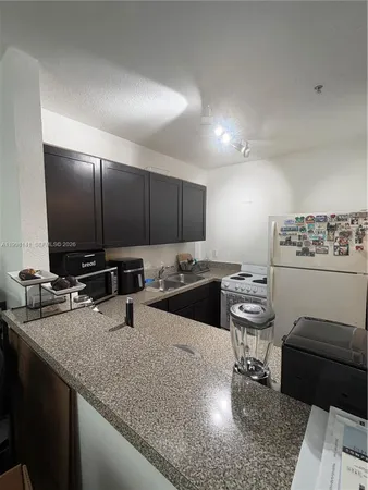 $1,900 | 2536 Northwest 24th Street, Unit 3F, Miami, FL 33142