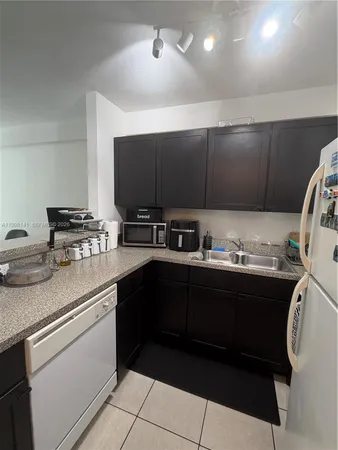 $1,900 | 2536 Northwest 24th Street, Unit 3F, Miami, FL 33142