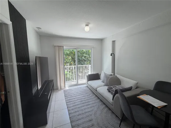 $1,900 | 2536 Northwest 24th Street, Unit 3F, Miami, FL 33142