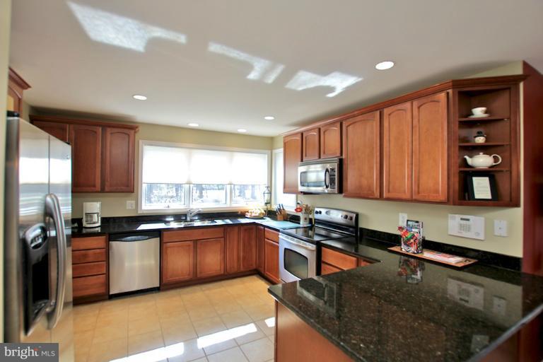 7 Rutledge Court Sterling, VA 20165 - Photo 2 of 27 Kitchen