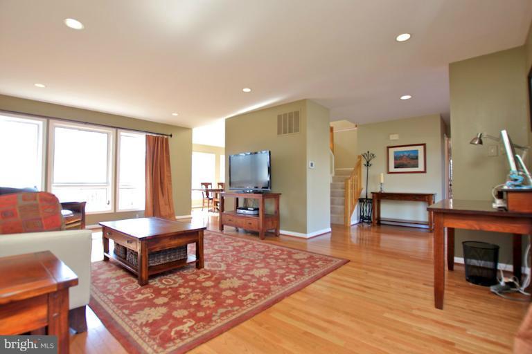 7 Rutledge Court Sterling, VA 20165 - Photo 14 of 27 Living Room