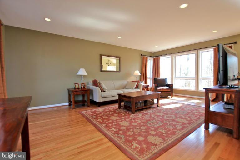 7 Rutledge Court Sterling, VA 20165 - Photo 25 of 27 Living Room