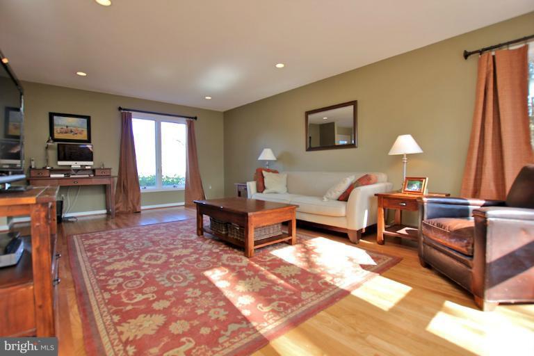 7 Rutledge Court Sterling, VA 20165 - Photo 26 of 27 Living Room