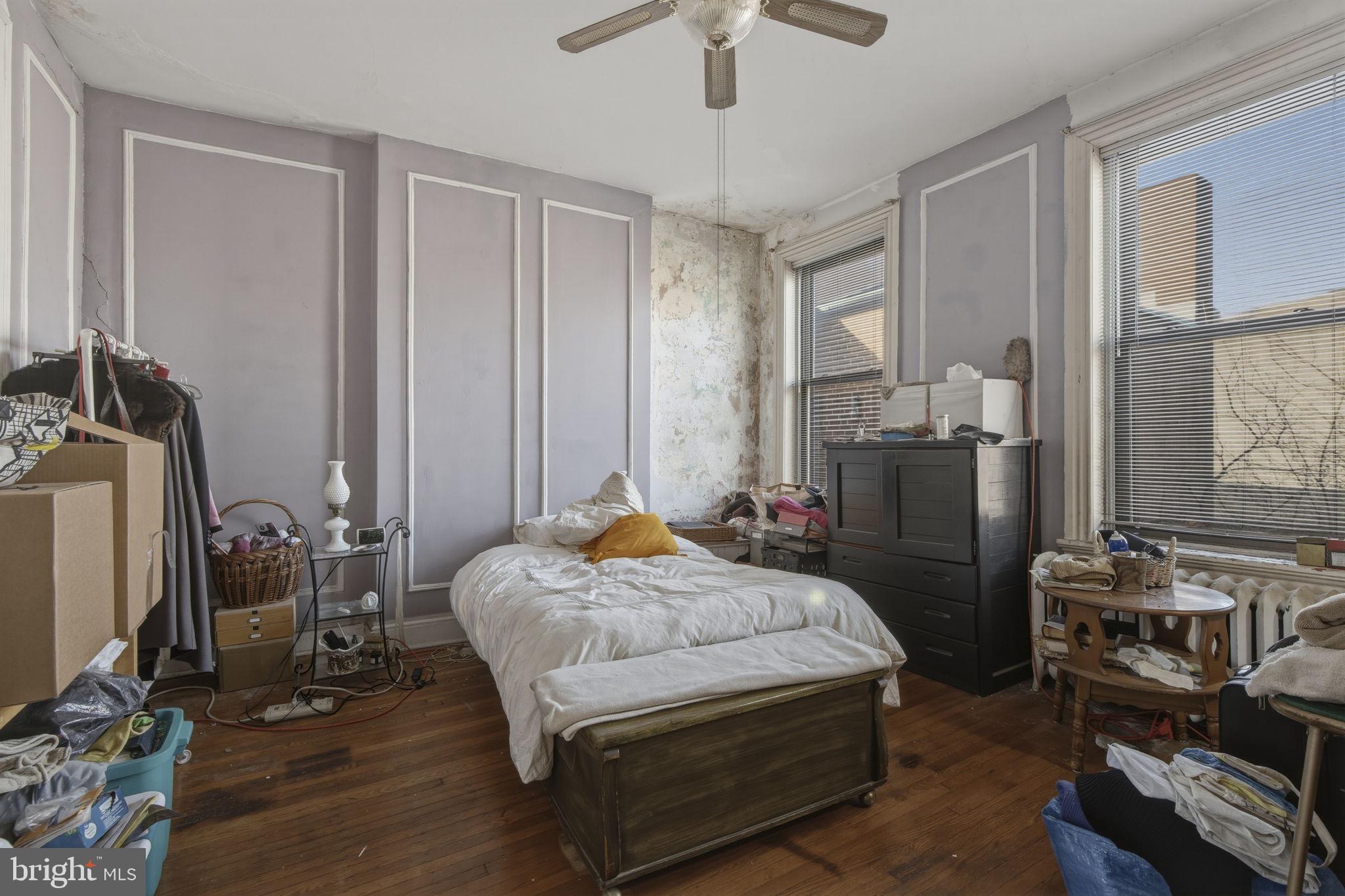 222 West Madison Street Baltimore, MD 21201 - Photo 20 of 40 a bedroom with bed a flat tv screen and a dresser