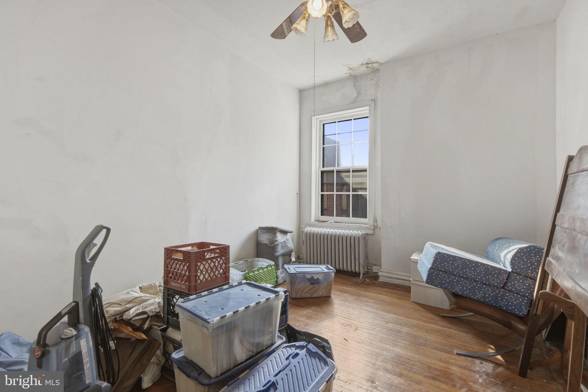 222 West Madison Street Baltimore, MD 21201 - Photo 22 of 40 a living room with furniture and a window