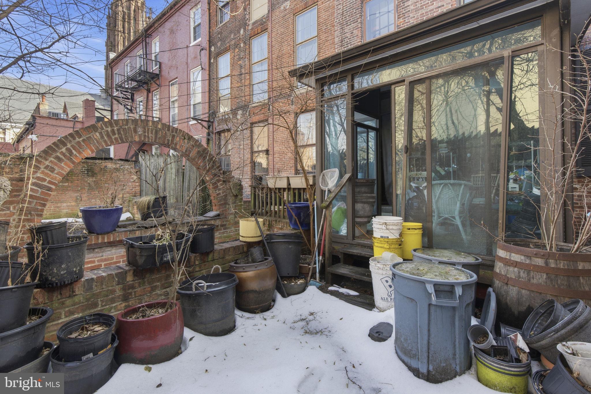 222 West Madison Street Baltimore, MD 21201 - Photo 30 of 40 a view of yard with sitting area