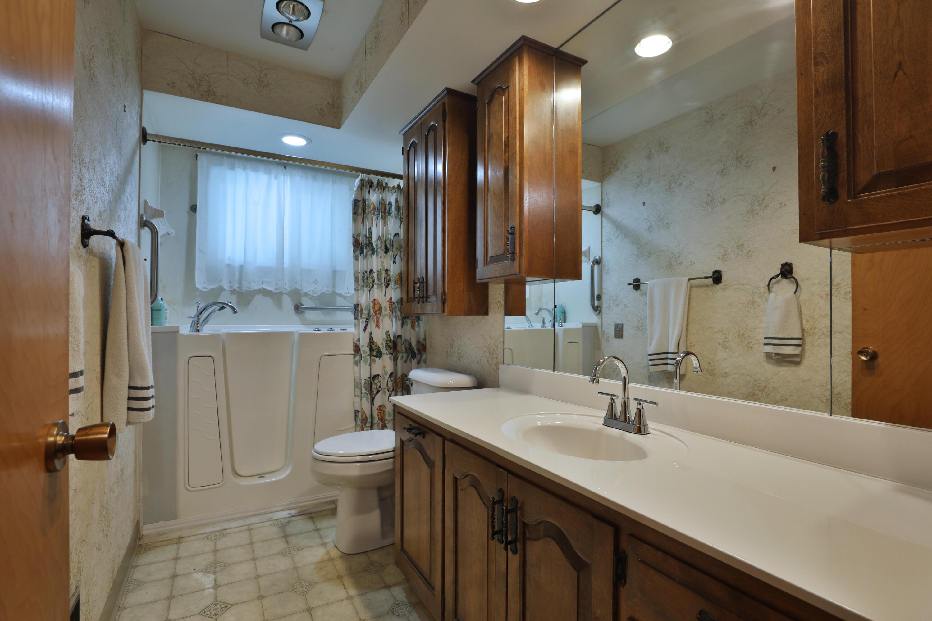810 Salisbury Road Columbus, OH 43204 - Photo 17 of 34 First floor hall bath