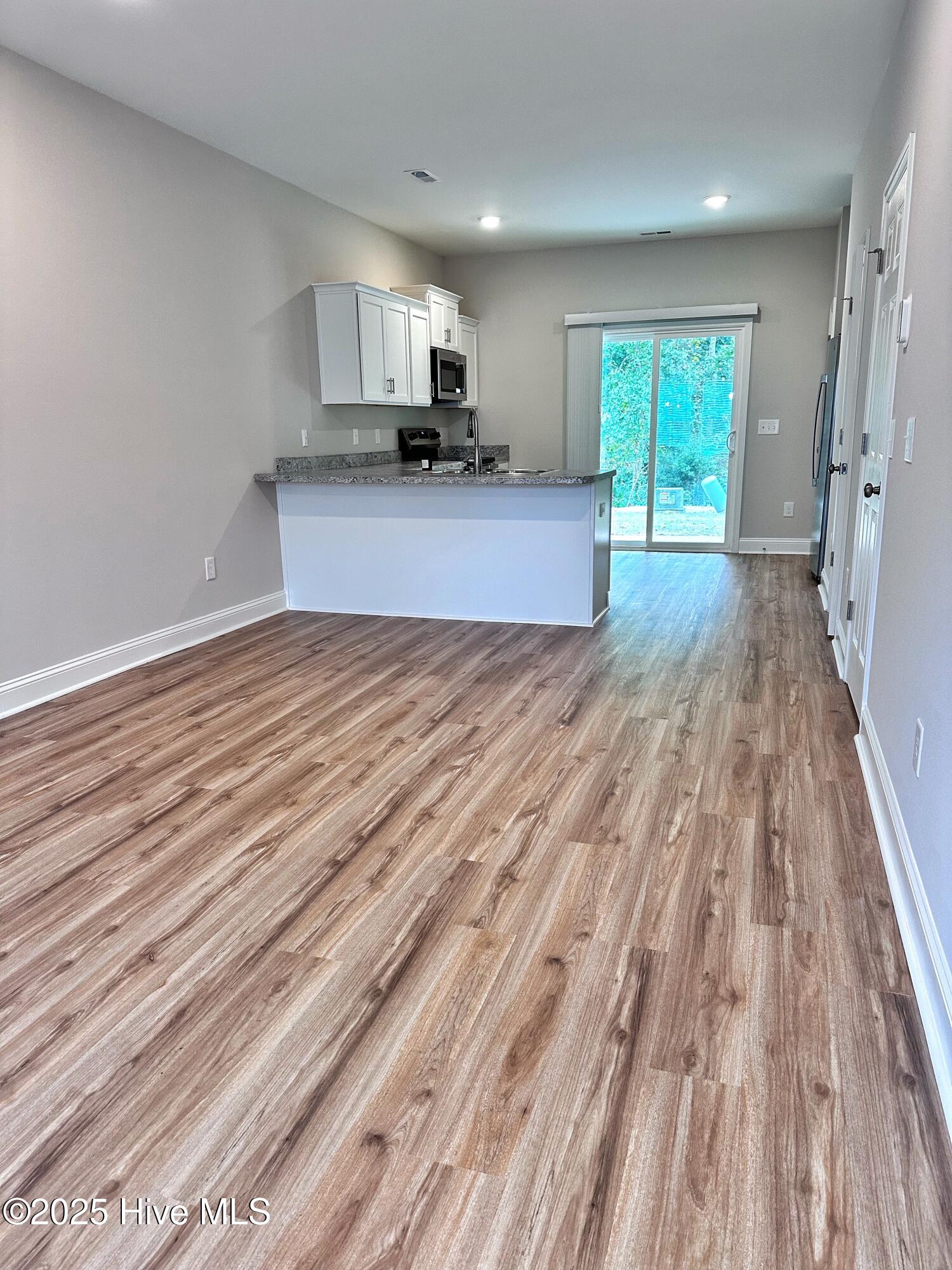 175 Loren Road Hubert, NC 28539 - Photo 6 of 21 5 - Living_Kitchen