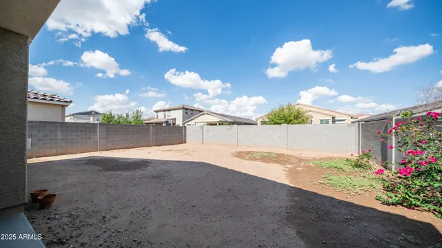 a view of a backyard