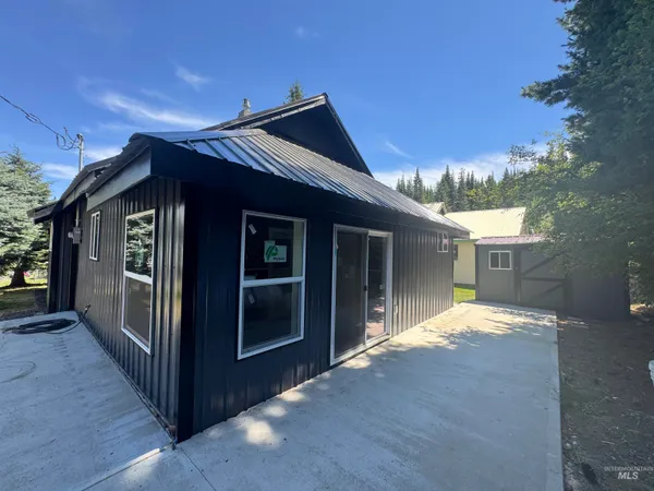 $345,000 | 402 South 3rd Street, Elk River, ID 83827