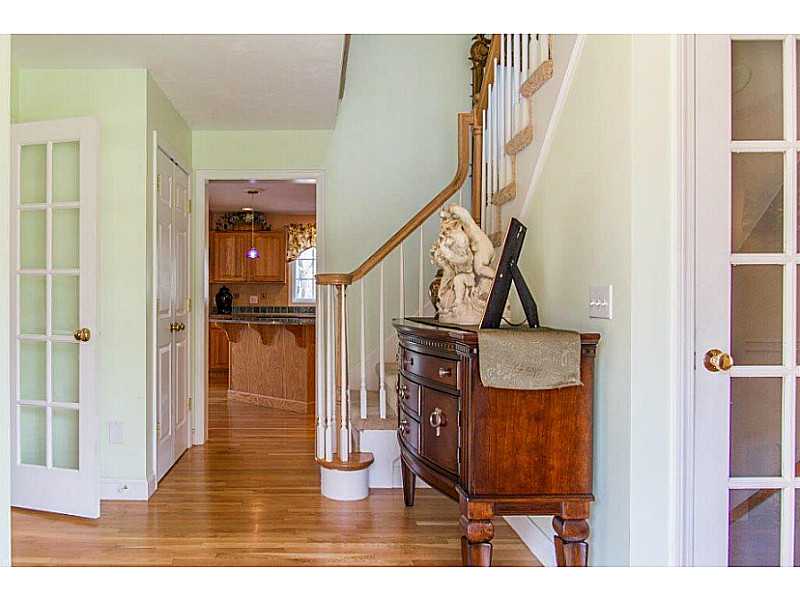 10 Tillinghast Road East Greenwich, RI 02818 - Photo 2 of 22 Entry.