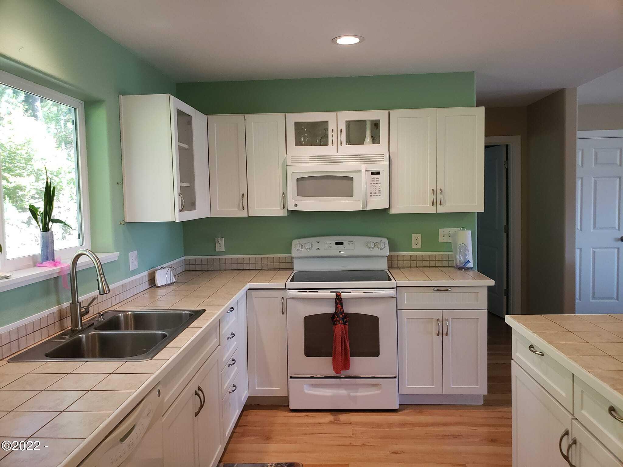 2005 Northwest View Ridge Drive Waldport, OR 97394 - Photo 5 of 17 Kitchen