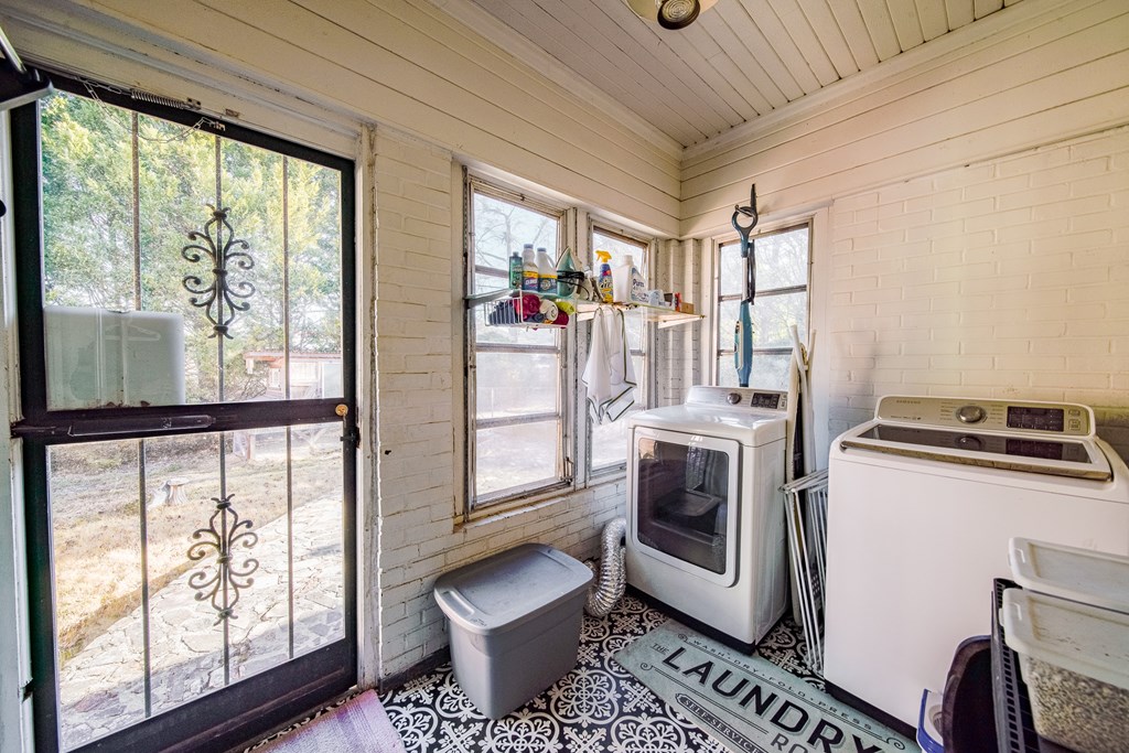 410 3rd Street Manchester, GA 31816 - Photo 32 of 45 a living room with furniture and a window