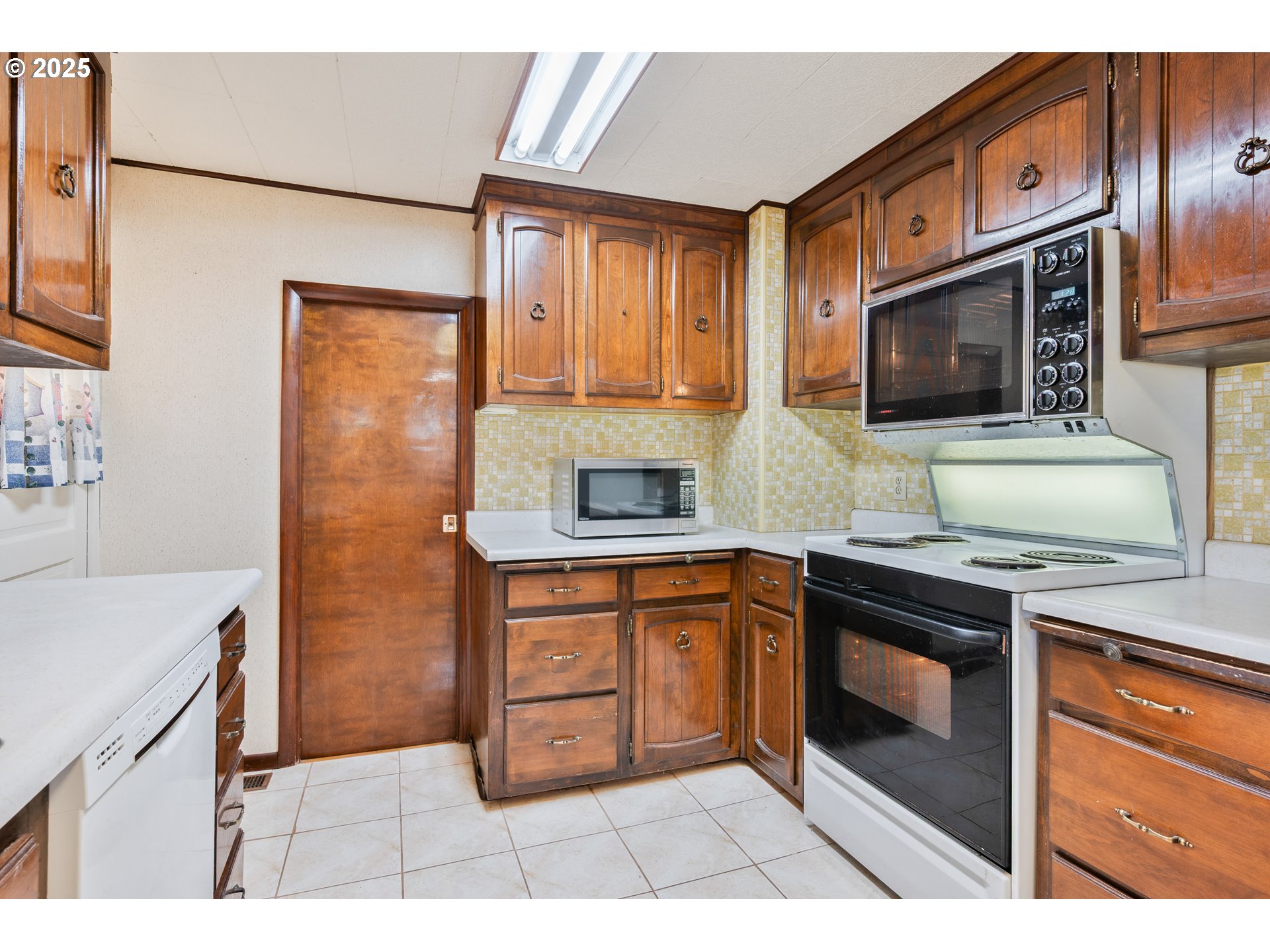 3721 Columbia Heights Road Longview, WA 98632 - Photo 14 of 42