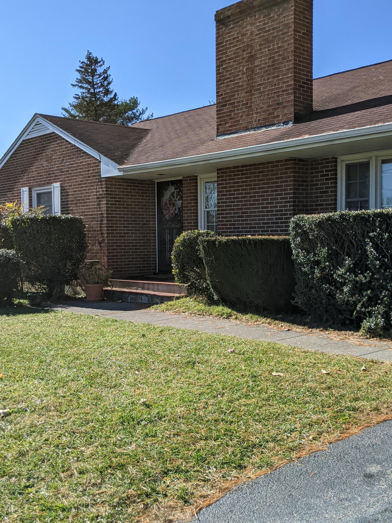 2132 Ranch Road Northwest Roanoke, VA 24017 - Photo 4 of 15 a front view of a house with a yard