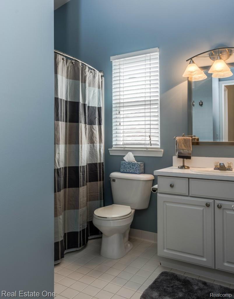 3093 Silverbrook Drive Rochester, MI 48306 - Photo 26 of 39 22 Kids guest bath.jpg