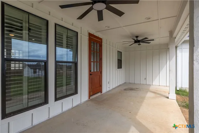 a view of a back yard