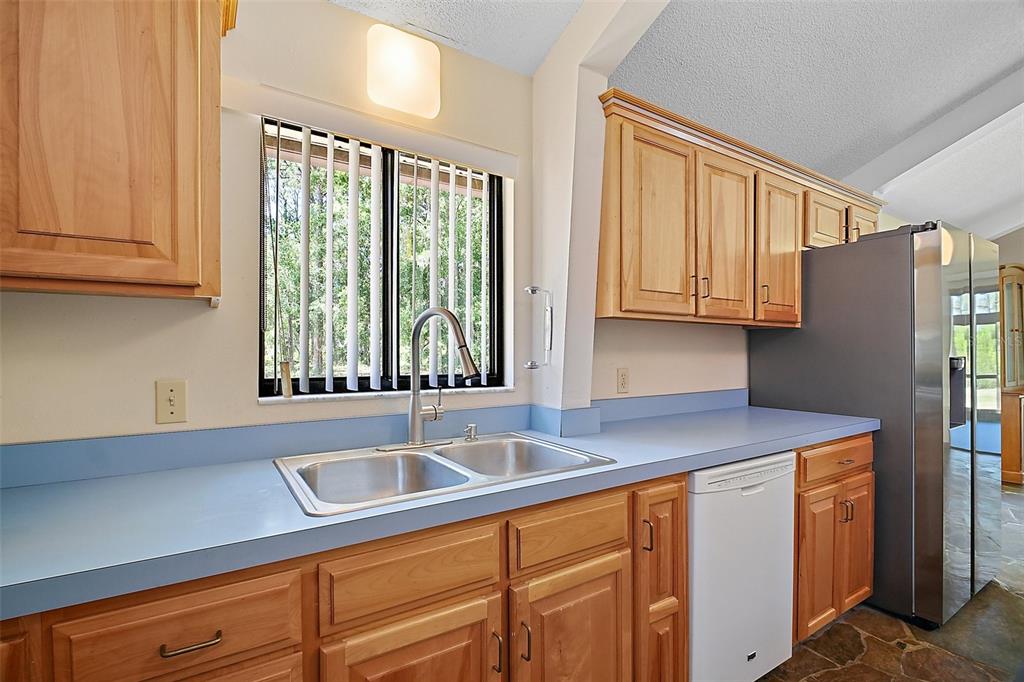 40325 Emeralda Island Road Leesburg, FL 34788 - Photo 10 of 35 Solid wood cabinets in kitchen ~
