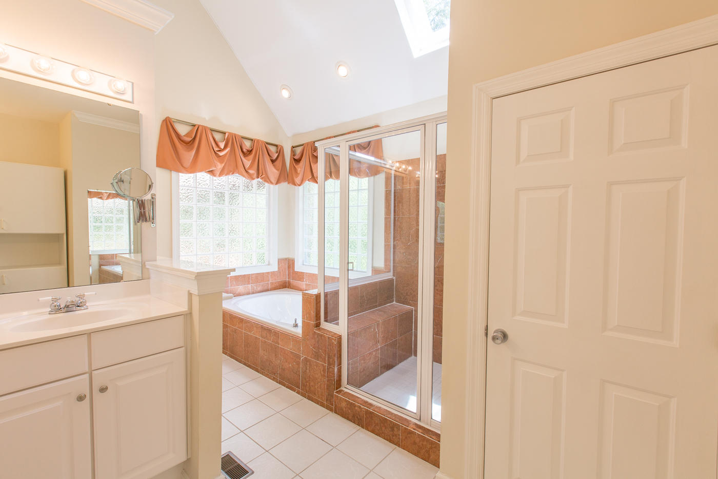 22 Middle Creek Road Signal Mountain, TN 37377 - Photo 14 of 29 Master Bath