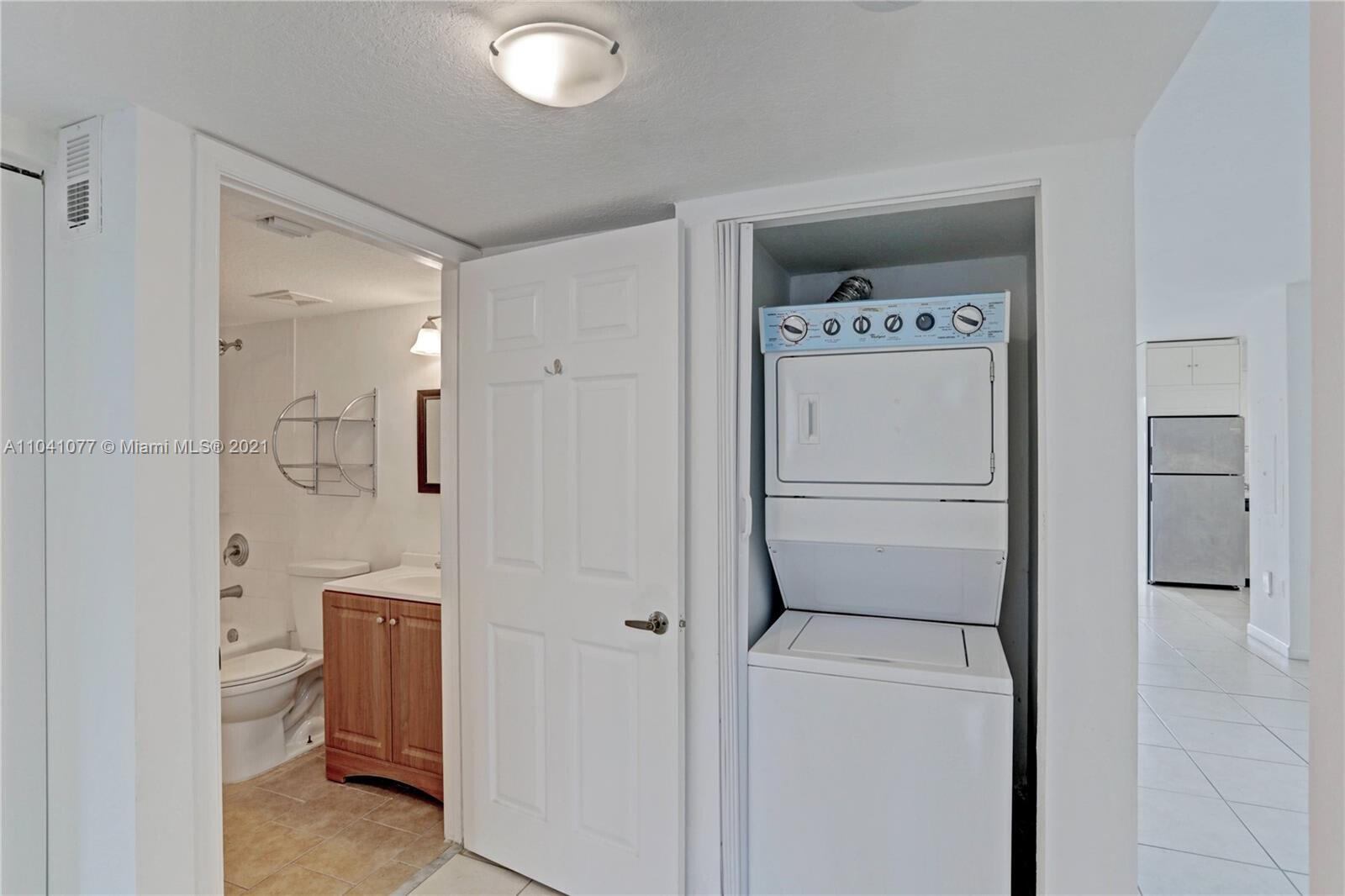 3810 North Jog Road, Unit 106 West Palm Beach, FL 33411 - Photo 8 of 13 a bathroom with a toilet sink and tub