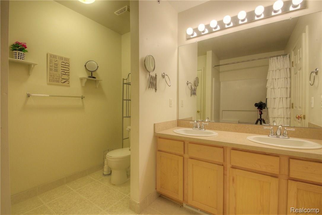 448 Cherry Orchard Road Canton, MI 48188 - Photo 23 of 34 23 MBATH.jpg