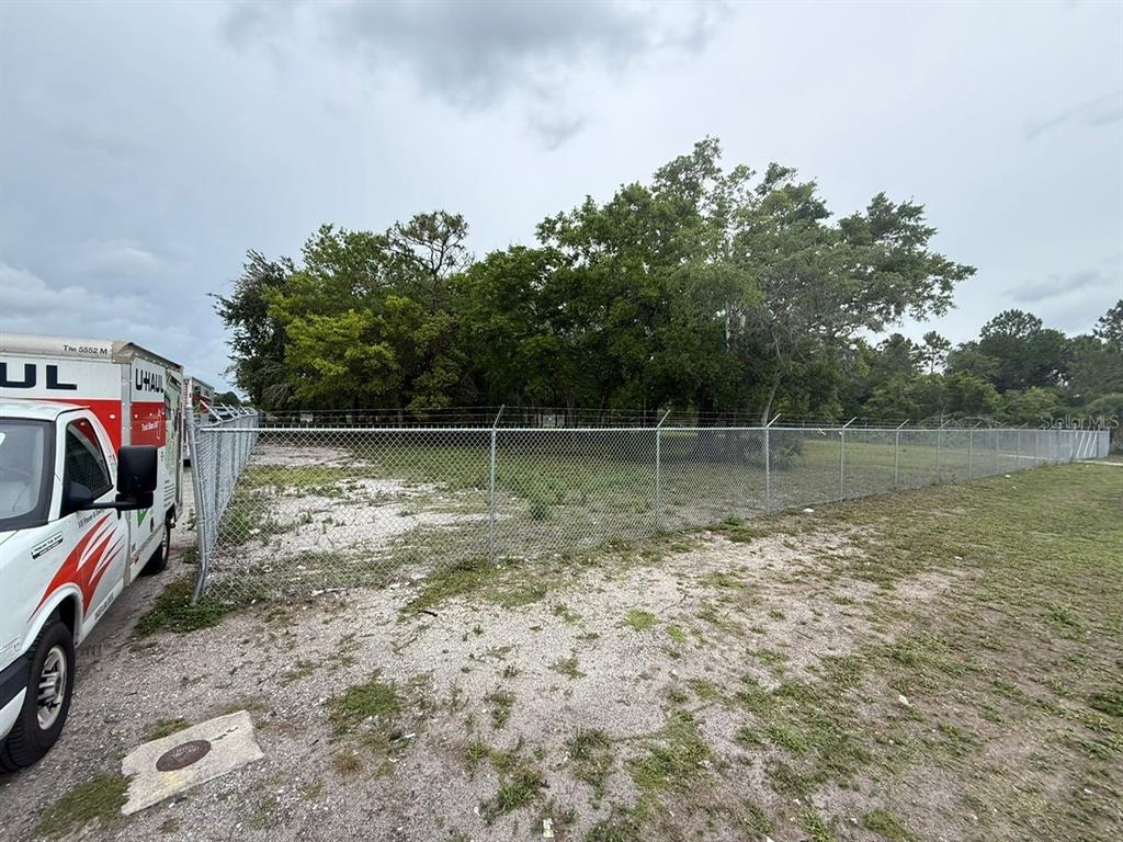 South Goldenrod Road Orlando, FL 32822 - Photo 3 of 5 a backyard of a house with lots of green space