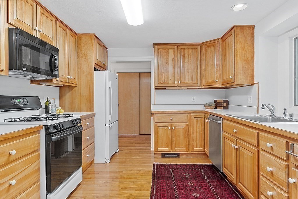 133 Hidden Road Andover, MA 01810 - Photo 14 of 37